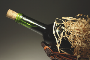 Paano magbukas ng isang bote ng alak na walang corkscrew