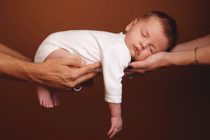 Paano malutas ang isang bata upang matulog sa kanyang mga bisig