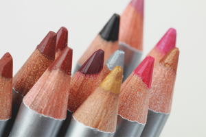 Paano pumili ng isang lip liner