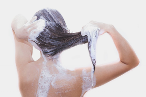 Paano hugasan ang mga extension ng buhok