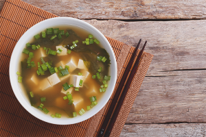 Paano gumawa ng sopas ng miso