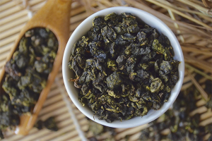 Ang mga pakinabang at pinsala ng gatas oolong tsaa