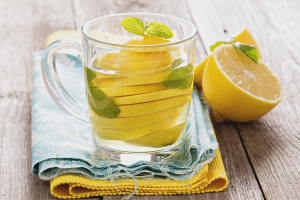 Ang mga benepisyo at pinsala ng tubig na may lemon