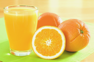 Sariwang kinatas na orange juice