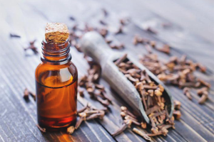 Clove langis para sa buhok