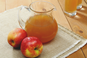 Ang mga pakinabang at pinsala ng apple juice