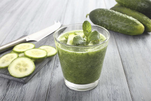 Ang mga benepisyo at pinsala ng juice ng pipino