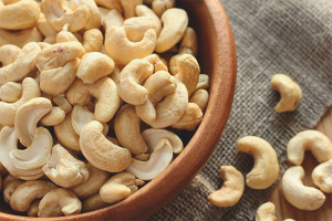 Ang mga benepisyo at pinsala sa mga cashew nuts