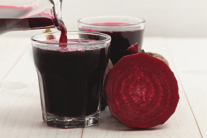 Ang mga benepisyo at pinsala ng beet kvass