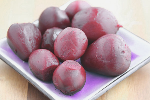Ang mga benepisyo at pinsala ng pinakuluang beets