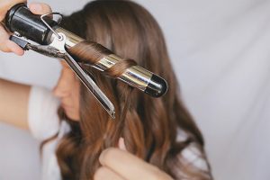 Paano i-wind ang buhok sa isang curling iron