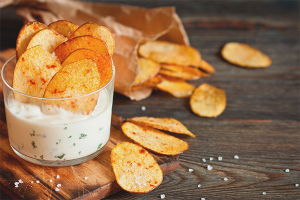 Paano gumawa ng mga chips sa microwave