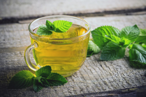 Ang mga pakinabang at pinsala ng tsaa na may lemon balsamo
