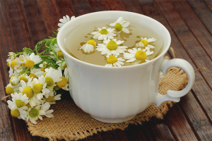 Ang mga pakinabang at pinsala sa chamomile tea