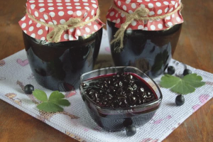 Itim na elderberry jam