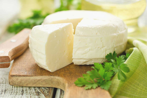 Ang mga benepisyo at pinsala ng Adyghe cheese