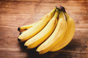 Ang mga benepisyo at pinsala sa saging