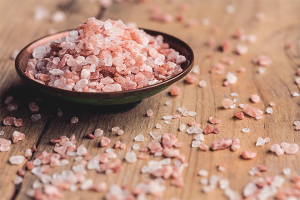 Ang mga pakinabang at pinsala ng Himalayan pink na asin