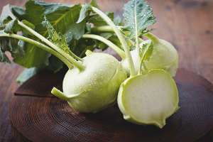 Ang mga pakinabang at pinsala ng kohlrabi