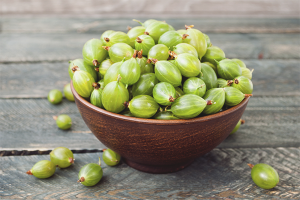 Ang mga benepisyo at pinsala ng gooseberries