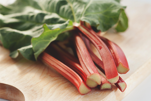 Ang mga benepisyo at pinsala ng rhubarb