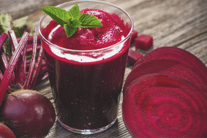 Ang mga pakinabang at pinsala ng juice ng beet