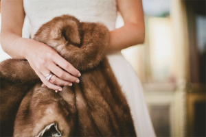 Paano linisin ang isang mink coat