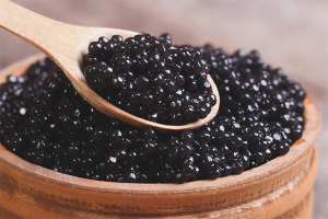 Ang mga pakinabang at pinsala ng itim na caviar