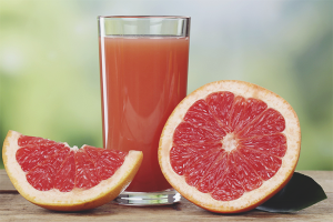 Ang mga benepisyo at pinsala ng juice ng suha