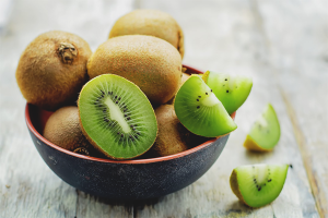 Ang mga pakinabang at pinsala ng kiwi