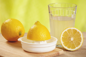 Ang mga pakinabang at pinsala ng lemon juice