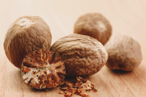 Ang mga pakinabang at pinsala ng nutmeg