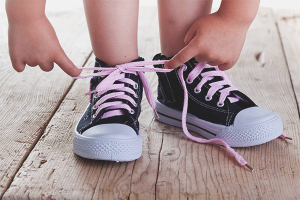 Paano turuan ang isang bata na itali ang mga shoelaces