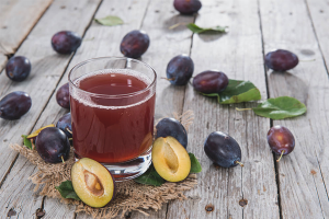 Paano gumawa ng juice ng plum