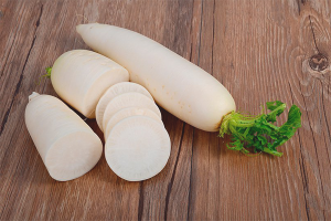 Ang mga pakinabang at pinsala ng daikon
