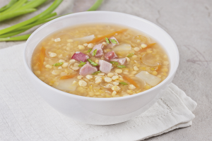Ang mga benepisyo at pinsala ng sopas ng pea