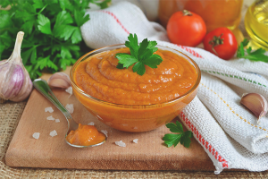 Ang mga benepisyo at pinsala ng squash caviar