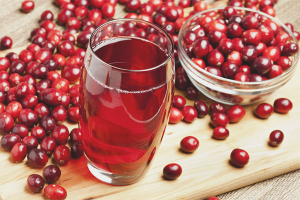 Ang mga benepisyo at pinsala sa cranberry juice