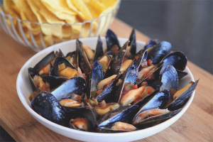 Ang mga benepisyo at pinsala ng mga mussel