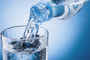 Ang mga pakinabang at pinsala ng mineral na tubig