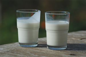 Ang mga pakinabang at pinsala ng buttermilk
