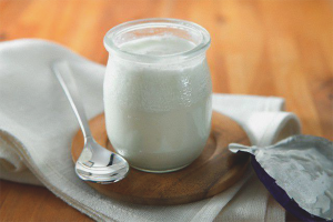 Ang mga pakinabang at pinsala sa yogurt