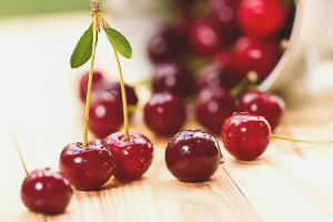 Ang mga benepisyo at pinsala sa mga cherry