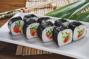 Paano naiiba ang sushi mula sa mga rolyo