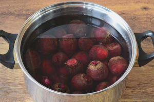 Paano mabilis magluto ng mga beets sa isang kawali