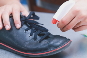 Paano mag-sanitize ng sapatos laban sa fungus