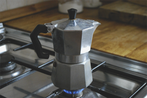 Paano magluto ng kape sa isang tagagawa ng kape ng geyser
