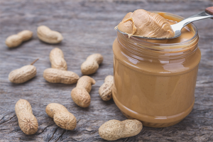Ang mga benepisyo at pinsala ng peanut butter