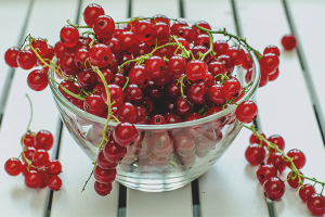 Ang mga benepisyo at pinsala sa mga pulang currant