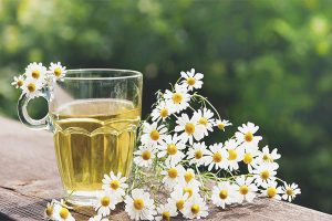 Ang mga benepisyo at pinsala sa pagbubuhos ng chamomile